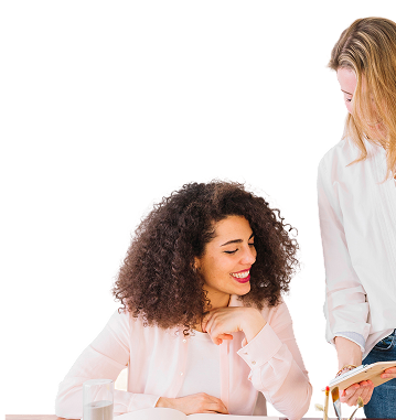 Femmes joyeuses etudiant ensemble