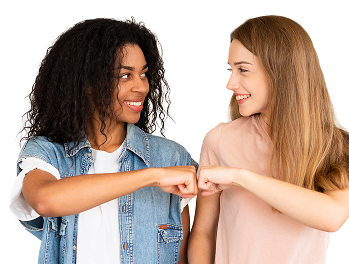 Amies souriantes se donnant un fist bump