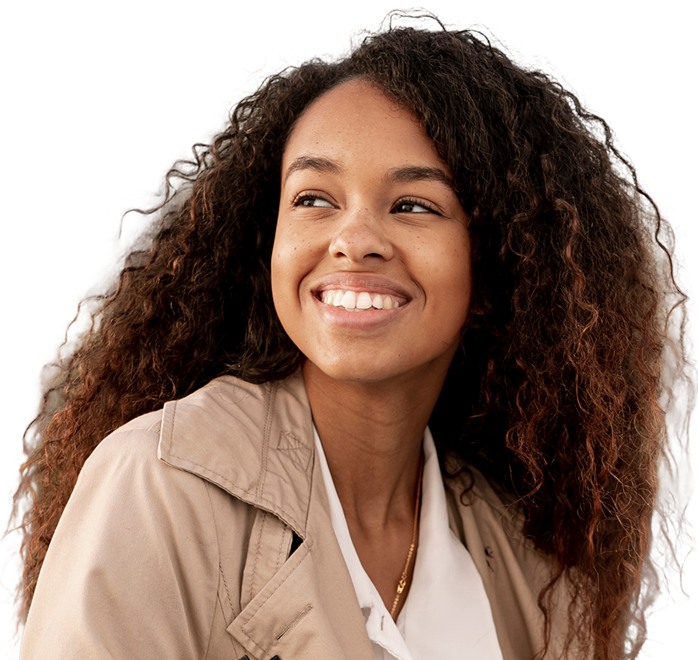 Femme souriante tenant un livre