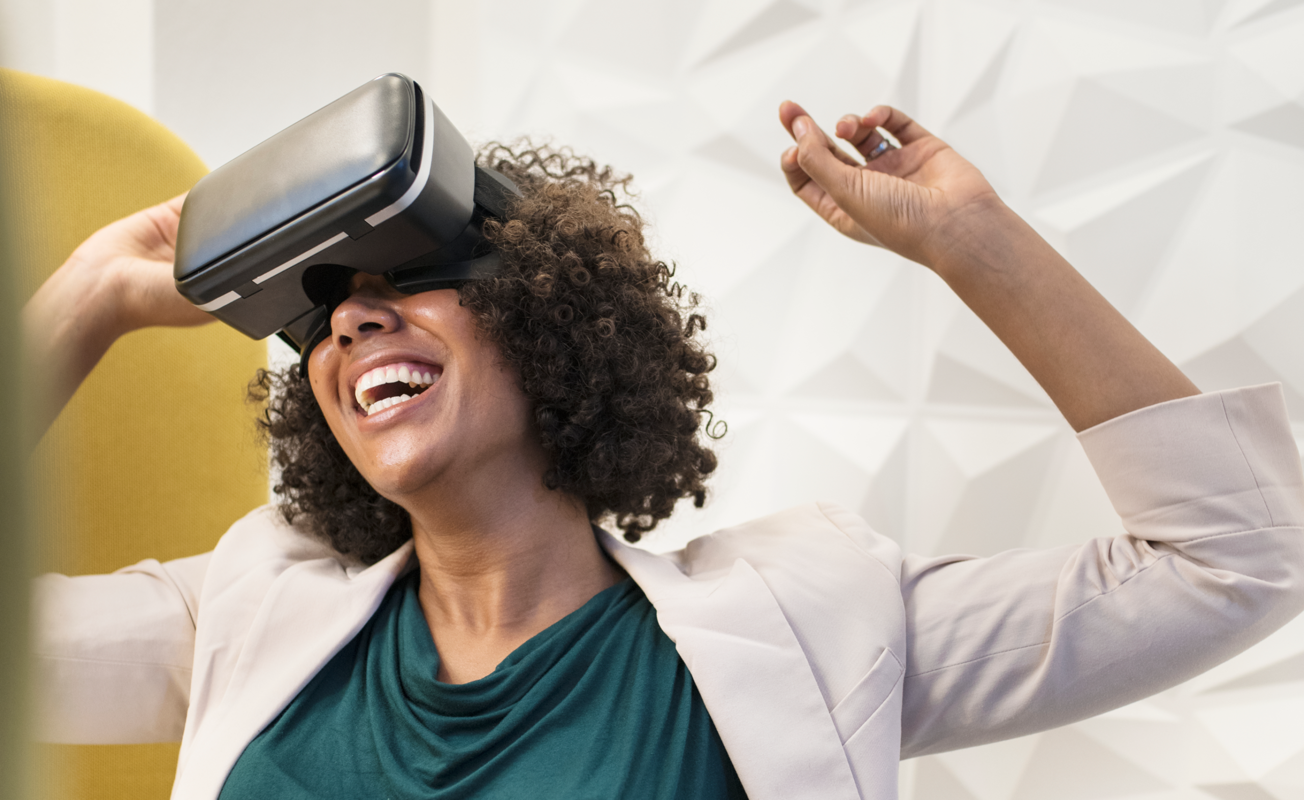 Femme s'amusant avec un casque de realite virtuelle